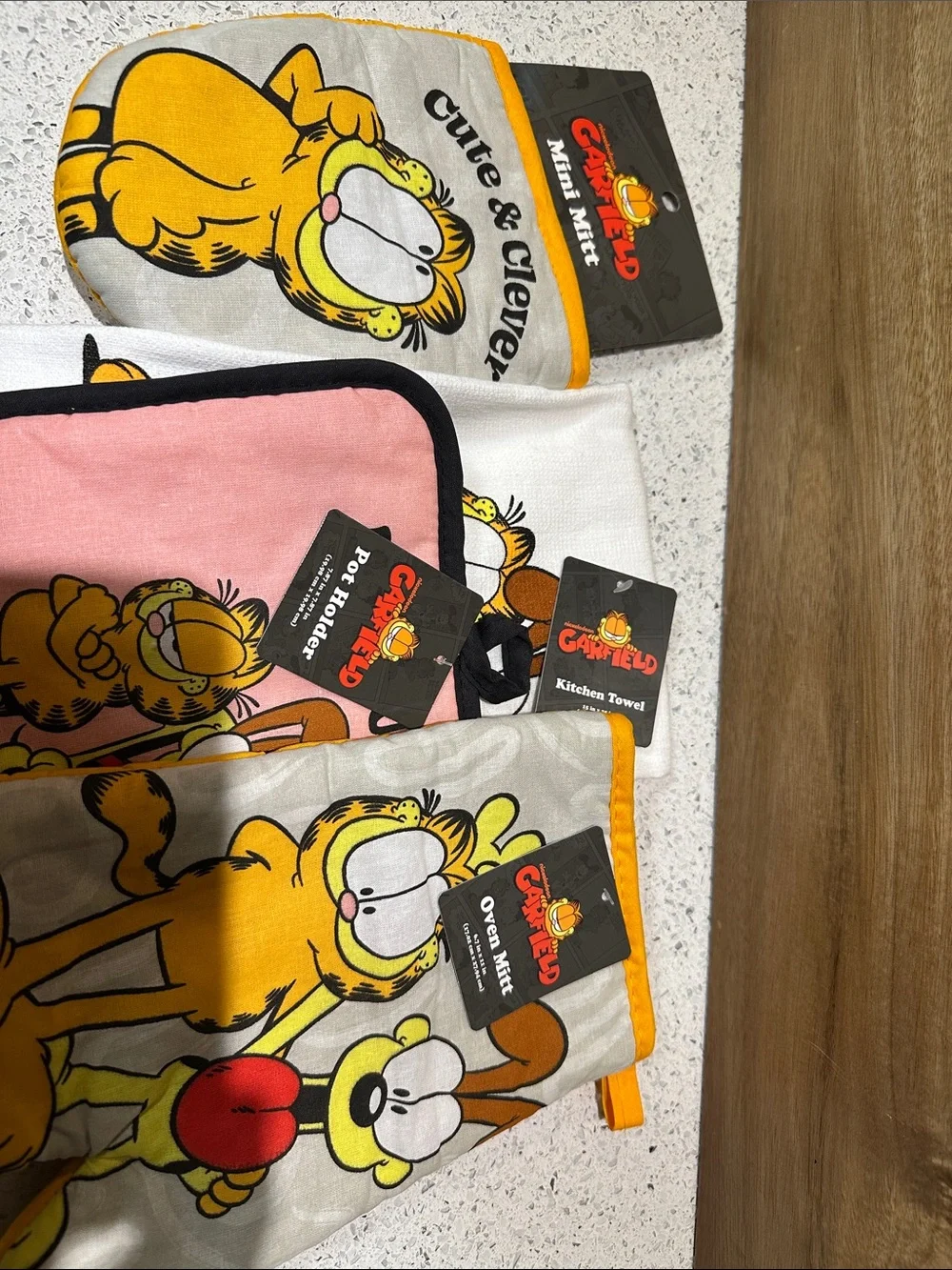 Garfield oven mitts, potholder and towel